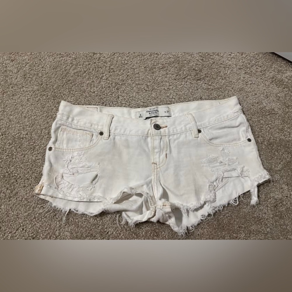Abercrombie & Fitch white shorts